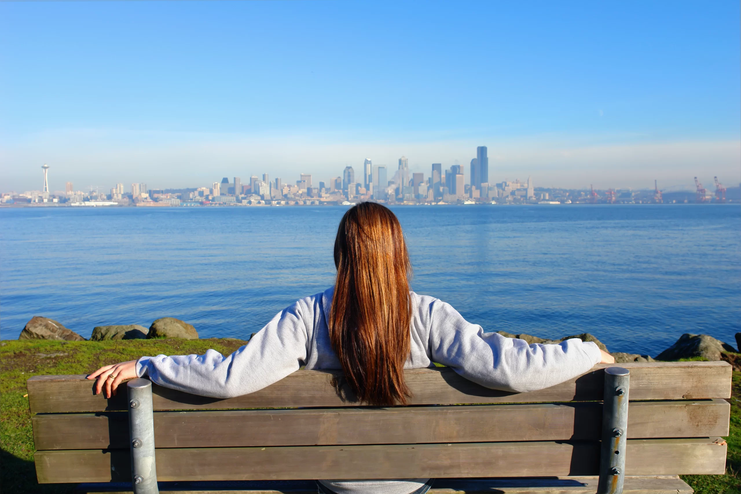 aldaris-cpa-girl-looking-at-the-city-of-seattle